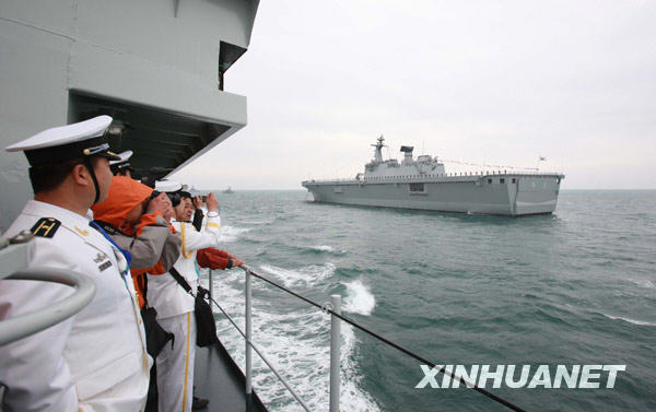 Début de la parade navale du 60e anniversaire de la marine de l'APL6