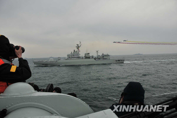 Début de la parade navale du 60e anniversaire de la marine de l'APL2