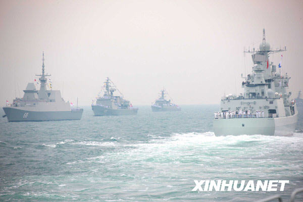 Début de la parade navale du 60e anniversaire de la marine de l'APL3