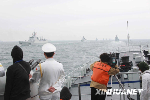 Début de la parade navale du 60e anniversaire de la marine de l'APL13