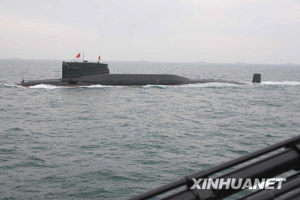 Début de la parade navale du 60e anniversaire de la marine de l'APL17