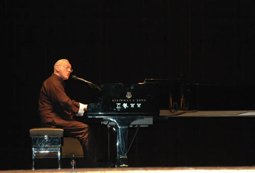 Le 25 avril au soir, le concert du William Sheller accompagné par des quatuors chinois qui s'est déroulé à Wuhan fut un événement majeur du festival culturel Croisements 2009.