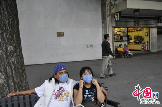 Dimanche, dans une rue autrefois animée et trépidante, malgré la grippe porcine, la vie des habitants mexicains se poursuit. (Photos prises par Zeng Ping, correspondant de La Chine au Présent au Mexique)