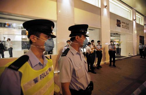 Hong Kong a enregistré son premier cas humain de grippe A/H1N1. La police et le personnel de sécurité de la santé ont fermé un hôtel, indiquent vendredi des médias locaux.2