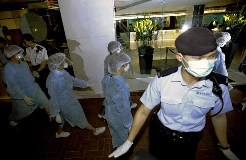 Hong Kong a enregistré son premier cas humain de grippe A/H1N1. La police et le personnel de sécurité de la santé ont fermé un hôtel, indiquent vendredi des médias locaux.4