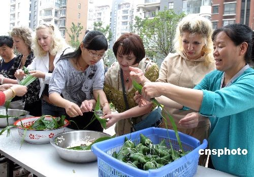 Le 25 mai, une activité destinée aux habitants étrangers afin de célébrer la fête des bateaux-dragons en confectionnant des zongzi.