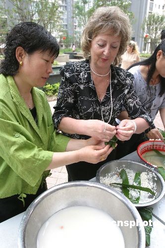 Le 25 mai, une activité destinée aux habitants étrangers afin de célébrer la fête des bateaux-dragons en confectionnant des zongzi.