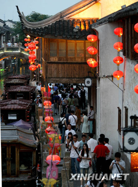 Photo : le 28 mai au soir, des touristes visitent le site touristique « Shantang » de Suzhou sous les illuminations nocturnes.