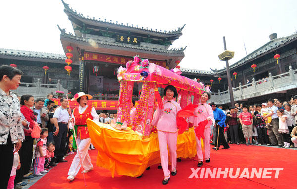 Le 28 mai, des actrices en train de présenter la danse folklorique « le bateau décoré » dans l&apos;ancien village Sanhe de la Province de l&apos;Anhui (est de la Chine).