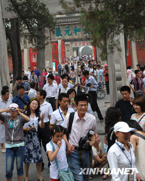 Le 29 mai, des touristes se rendent au Temple de Confucius de Qufu dans la Province du Shandong (est de la Chine)