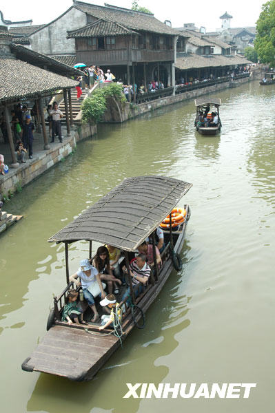 Le 29 mai, des touristes visitent en bateau le site Dongzha de l&apos;ancien bourg Wuzhen dans le Zhejiang (est de la Chine).