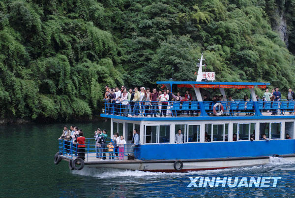 Le 29 mai, des touristes chinois et étrangers font une croisière sur la célèbre rivière Wuyang dans le Guizhou (sud-ouest de la Chine).