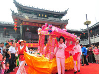 L'affluence des touristes dans les célèbres sites durant la fête des Bateaux-Dragons