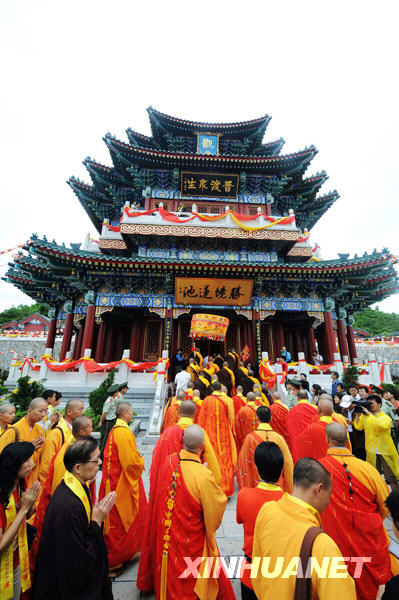 Photo : le pavillon Guangyin lors du rite d'inauguration d'une statue de bouddha, photo prise le 9 juin.