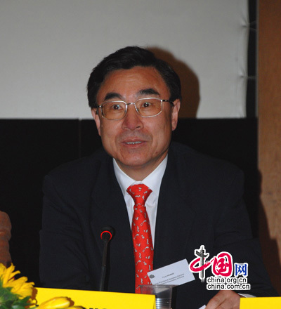 M. Huang Youyi, vice-président de l'Association des traducteurs de Chine (ATC) et vice-président du Groupe de publication internationale de Chine, a prononcé un discours intitulé « la formation des professionnels de la traduction et de l'interprétation à travers la perspective asiatique ».