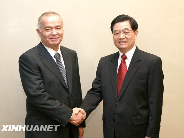 Le président chinois Hu Jintao s'est entretenu lundi avec son homologue ouzbek Islam Karimov à Ekaterinbourg en Russie, en marge du sommet de l'Organisation de coopération de Shanghai (OCS), dont leurs pays sont membres.