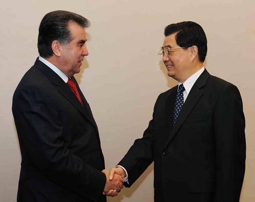 Le président chinois Hu Jintao et le président tadjik Emomali Rakhmon se sont engagés lundi à Ekaterinbourg à faire des efforts communs pour renforcer la coopération entre les deux pays.