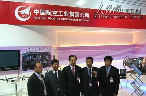 L'ambassadeur de Chine en France, Kong Quan, sur le stand du Groupe de l'Aviation nationale de Chine.