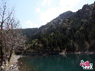 Situé à 110 km de la ville d'Urumqi, le site touristique du lac Tianchi (lac du ciel) fut, selon la légende, le bain de la déesse reine Wangmu. Ce lac, situé à une altitude de 980 m et long de 3,4 km, possède une largeur et une profondeur maximum de 1,5 km et 105m, respectivement. L'eau claire du lac et les forêts luxuriantes en font un lieu de villégiature estival idéal. De plus, il est agréable d'admirer les montagnes chenues en plein été.