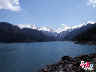 Situé à 110 km de la ville d'Urumqi, le site touristique du lac Tianchi (lac du ciel) fut, selon la légende, le bain de la déesse reine Wangmu. Ce lac, situé à une altitude de 980 m et long de 3,4 km, possède une largeur et une profondeur maximum de 1,5 km et 105m, respectivement. L'eau claire du lac et les forêts luxuriantes en font un lieu de villégiature estival idéal. De plus, il est agréable d'admirer les montagnes chenues en plein été.