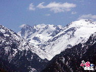 Situé à 110 km de la ville d'Urumqi, le site touristique du lac Tianchi (lac du ciel) fut, selon la légende, le bain de la déesse reine Wangmu. Ce lac, situé à une altitude de 980 m et long de 3,4 km, possède une largeur et une profondeur maximum de 1,5 km et 105m, respectivement. L'eau claire du lac et les forêts luxuriantes en font un lieu de villégiature estival idéal. De plus, il est agréable d'admirer les montagnes chenues en plein été.