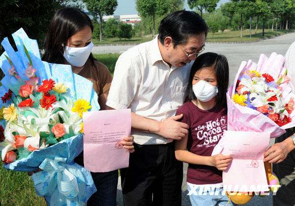 Les deux personnes guéries reçoivent le certificat sanitaire de l'hôpital. (Photo prise le 23 juin)