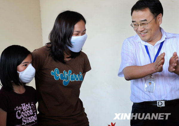 Le personnel de l'hôpital félicite les deux malades de la grippe A/H1N1 de leur guérison. (Photo prise le 23 juin)