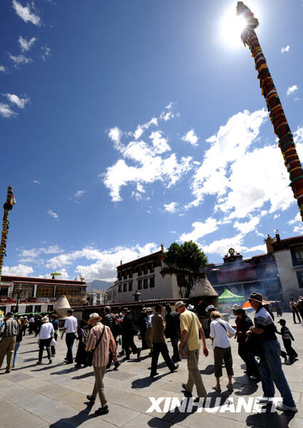 Le Temple Jokhang, une célèbre destination touristique du Tibet, photo prise le 24 juin.