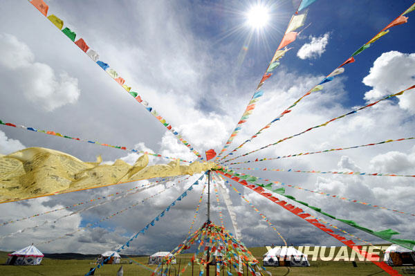 Le 26 juin : des tentes préparées pour les touristes dans la prairie de Qiangtang dans le nord du Tibet.