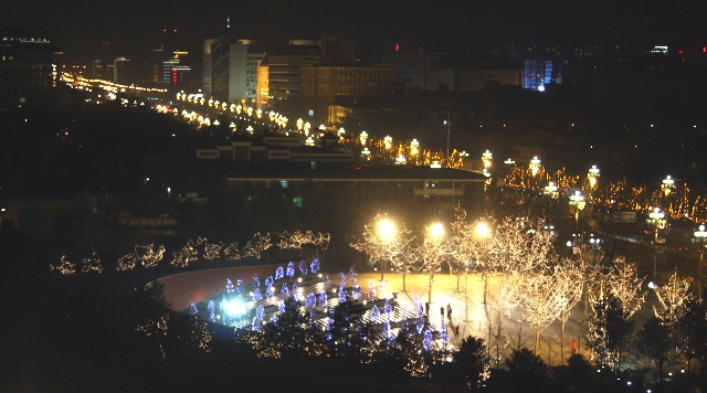 Nettoyage des lanternes de l'Avenue Chang An pour accueillir la 60e Fête nationale