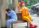 Un Allemand qui aime prendre des photos des Chinois en train de dormir