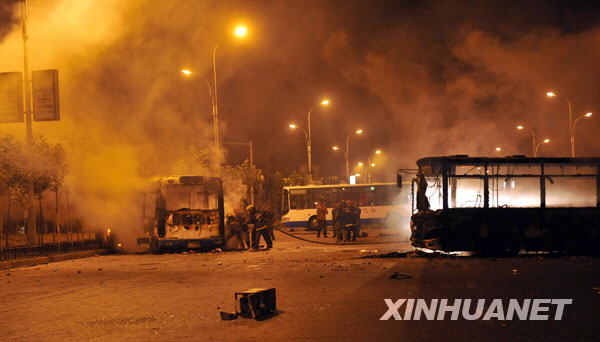 Trois personnes tuées lors des émeutes survenues dimanche après-midi à Urumqi2