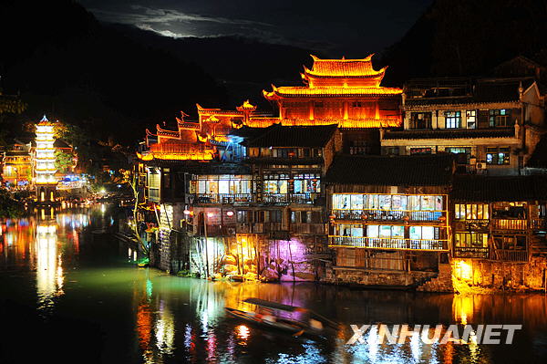 Vue nocturne de la rivière Tuojiang dans la ville de Fenghuang, photo prise le 7 juillet