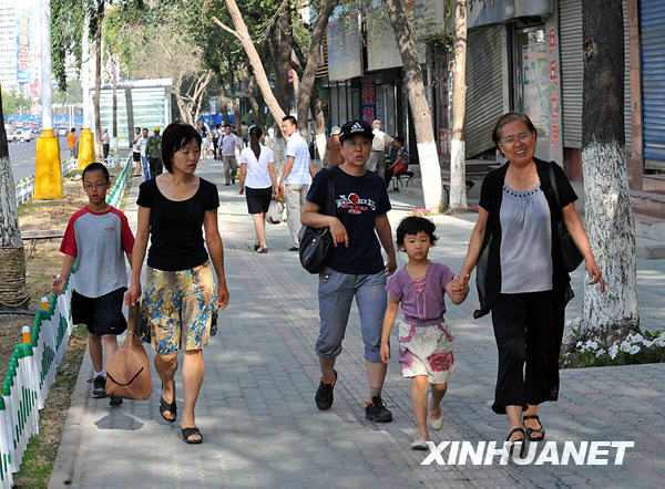 Le 8 juillet au matin, quelques habitants d'Urumqi se promènent avec leurs enfants en direction du parc. À 8 h, ce matin, les habitants descendent dans la rue pour acheter des provisions et se promener. La ville a retrouvé sa tranquillité.