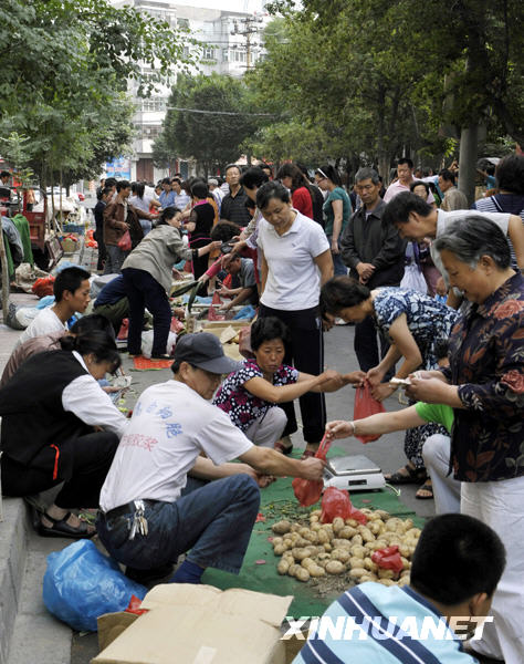 Le 8 juillet, le marché du matin autour de la rue Guangming