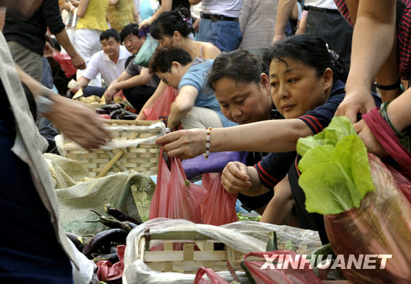 Le 8 juillet, le marché du matin autour de la rue Guangming