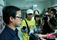 Un enseignant de Shanghai remercie les amis ouïgours qui l'ont aidé lors des émeutes à Urumqi