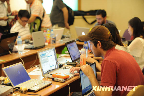 Le 8 juillet, un journaliste étranger travaille dans le centre de presse installé dans l'hôtel de Haide à Urumqi.