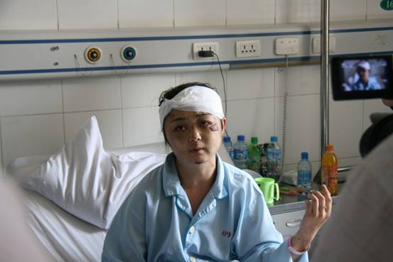 Dong Yuanyuan a été sauvagement battue par des émeutiers, le dimanche 5 juillet, à Urumqi. Elle s'était mariée tout juste trois jours auparavant, le 2 juillet, et n'a aucune nouvelle de son mari depuis l'attaque. [John Sexton, China.org.cn]