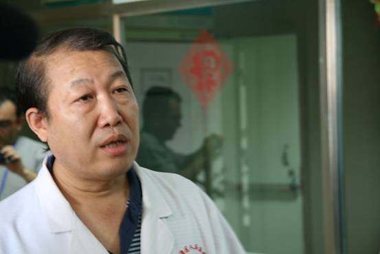 Le Dr Yuan Hong travaille depuis 27 ans à l'hôpital du Peuple d'Urumqi. Lorsque les victimes des émeutes de dimanche ont commencé à arriver à l'hôpital, il fut horrifié des blessures qui leur avaient été infligées. Il a encore du mal à accepter la violence insensée de ces derniers jours. [John Sexton, China.org.cn]