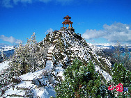 Le pavillon Guanyu : situé sur le sommet Luotuofeng à l'est du lac Kanasi, ce pavillon se trouve à une altitude de 2 030 m. C'est l'endroit idéal pour contempler le lac Kanasi.