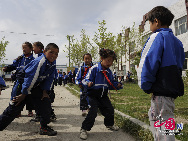 Depuis 2007, l'éducation obligatoire d'une durée de 9 ans se généralise dans le Xinjiang. Les enfants peuvent désormais entrer à l'école.