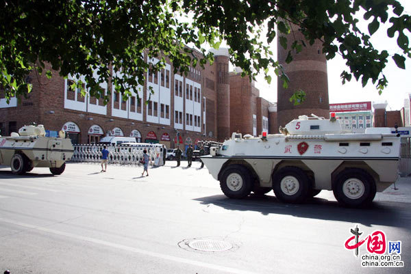 Le 9 juillet, des tanks maintiennent l&apos;ordre devant le portail du centre Dabazha.