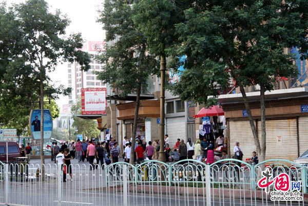 Le 9 juillet, la plupart des boutiques du marché Erdaoqiao sont fermées. 