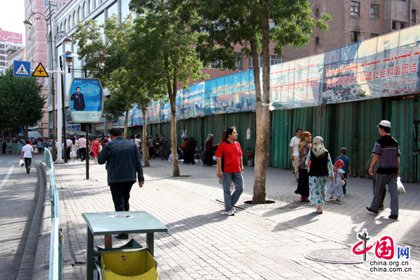 Le 9 juillet, la plupart des boutiques du marché Erdaoqiao sont fermées.