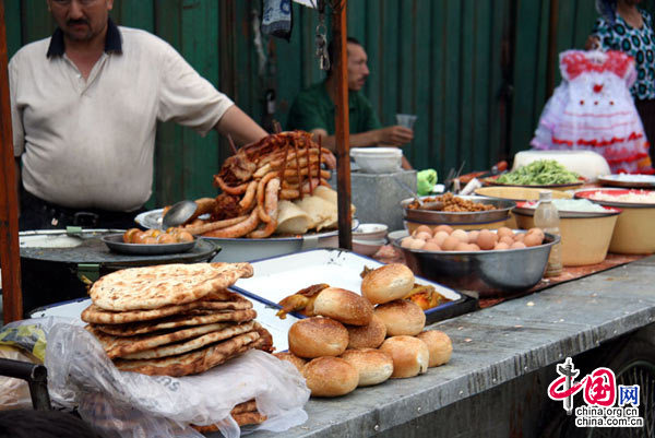 Le 9 juillet, sur le marché Erdaoqiao, un commerçant en train de vendre des spécialités culinaires ouïgoures.