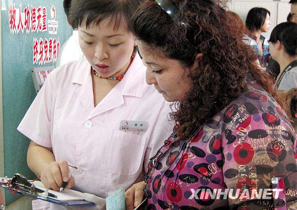 Après les émeutes survenues le 5 juillet à Urumqi, les hôpitaux de la ville ont connu une forte demande de sang. Depuis le 6 juillet, plus de 1 000 habitants de différentes ethnies ont donné leur sang. Grâce à ces dons, la pénurie de sang à Urumqi a pu être stoppée et la réserve de la banque du sang de la ville a été réapprovisionnée.3