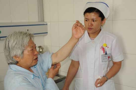 Une femme âgée reçoit des conseils psychologiques à l'Hôpital du peuple, dans la région autonome ouïgoure du Xinjiang. 