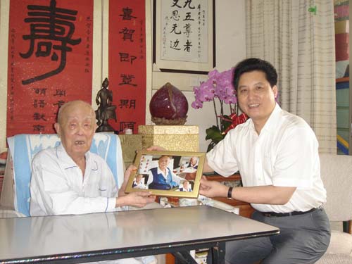 Ji Xianlin (gauche) et Guo Xiaoyong (droite)