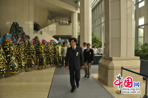 Guo Xiaoyong, vice-président permanent du CIPG (Groupe de publication internationale de Chine) et vice-président permanent de l'ATC, et Huang Youyi, vice-président du CIPG et vice-président et secrétaire général de l'ATC, se rendent à l'Université de Beijing.